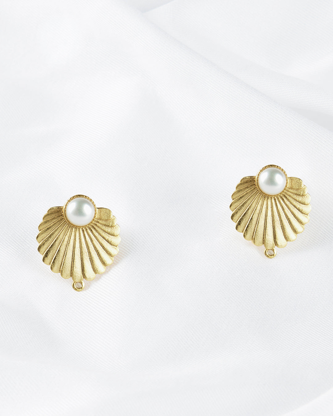 ALLURING PEARL EARRING | 18K GOLD PLATED