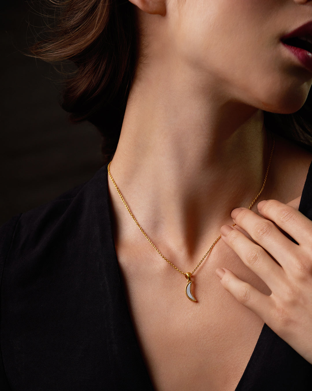 ATTRACTIVE MOON NECKLACE | 18K GOLD PLATED